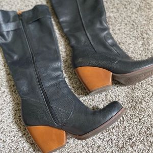 KORKS boots black leather calf high heeled zip up size 7.5 M